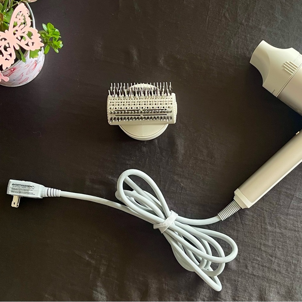 Shark IQ Hair Dryer with attachments